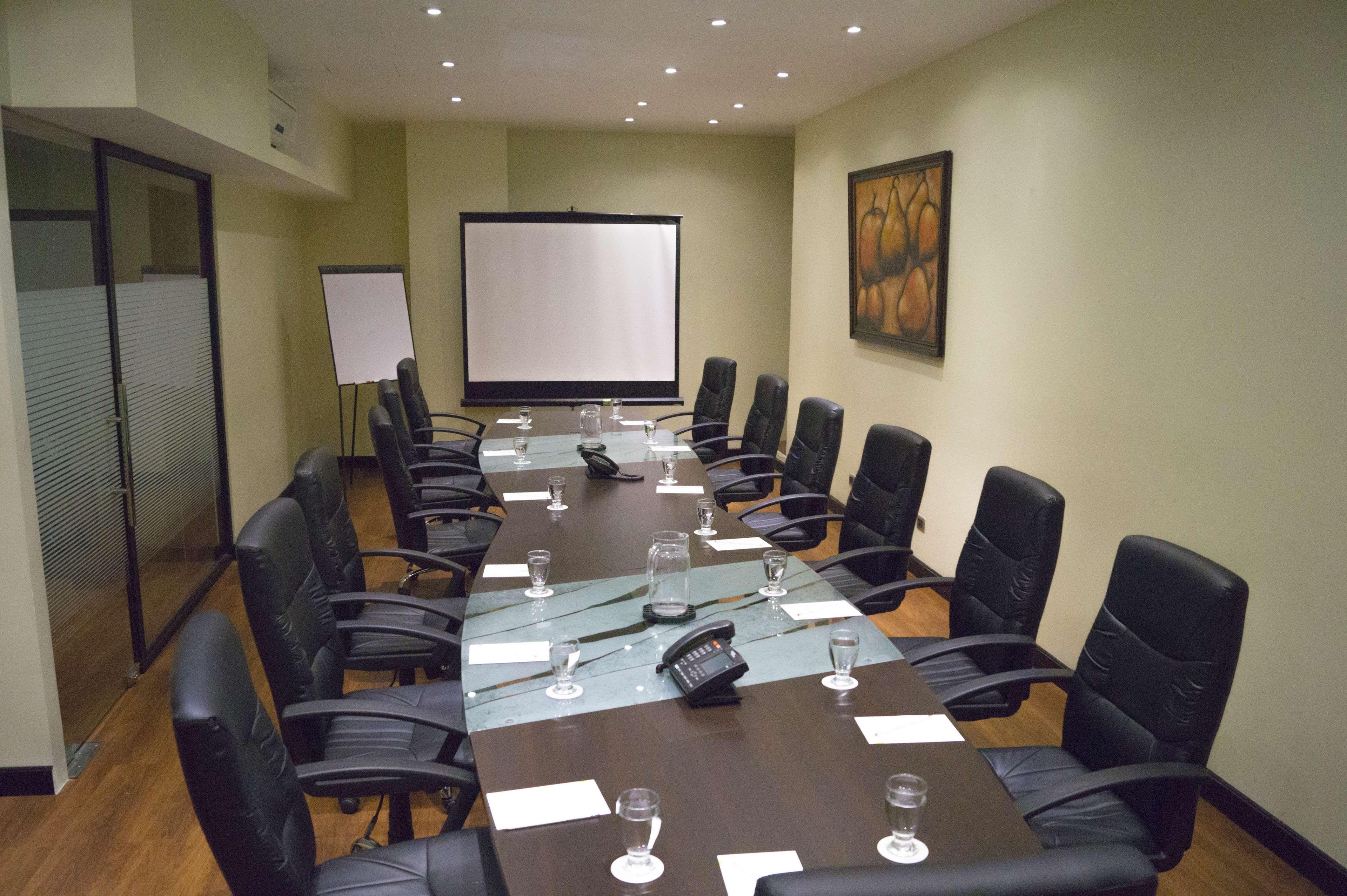 Готель Wyndham Garden Guatemala City Екстер'єр фото A typical boardroom