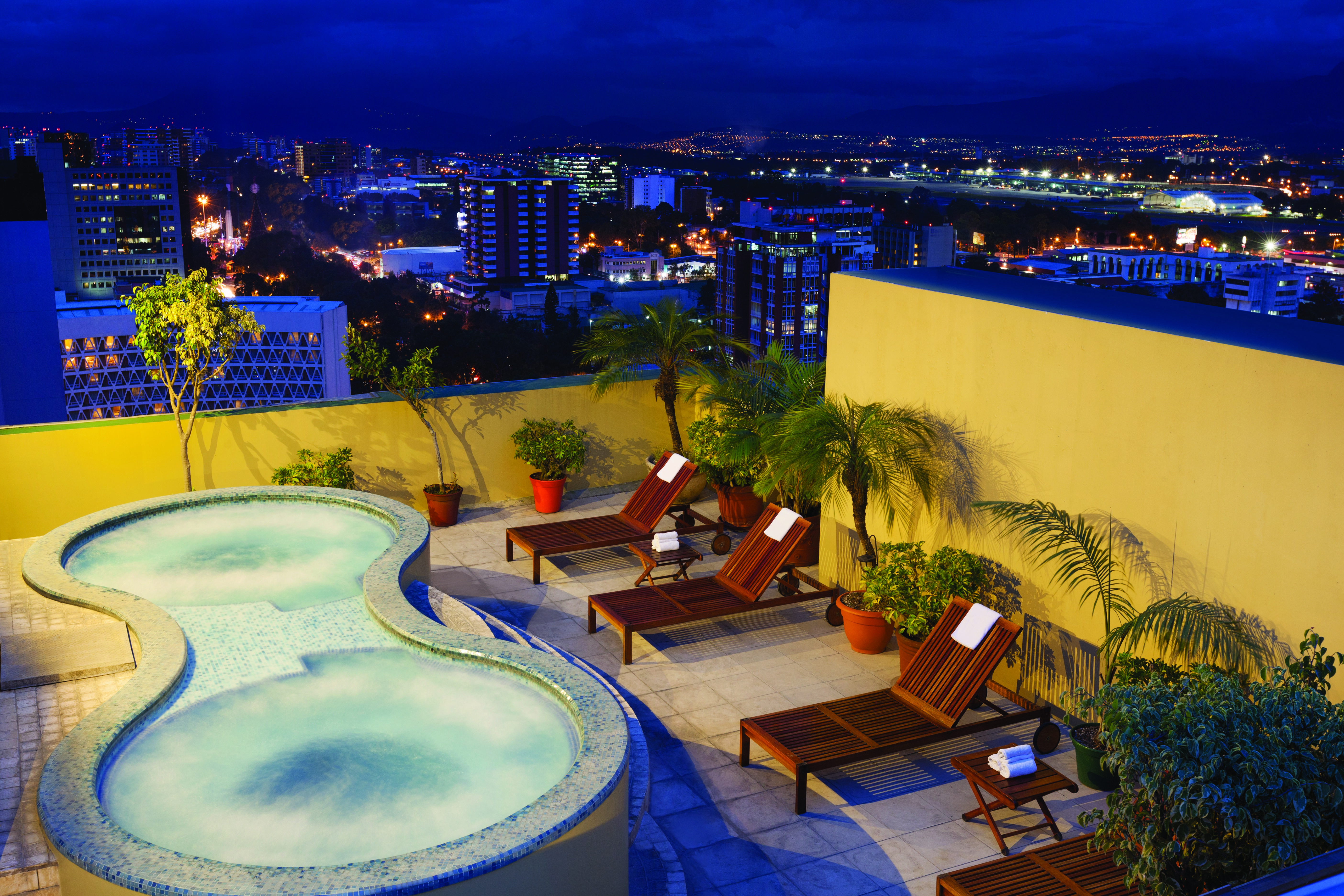 Готель Wyndham Garden Guatemala City Екстер'єр фото Rooftop spa at the Hotel El Prado