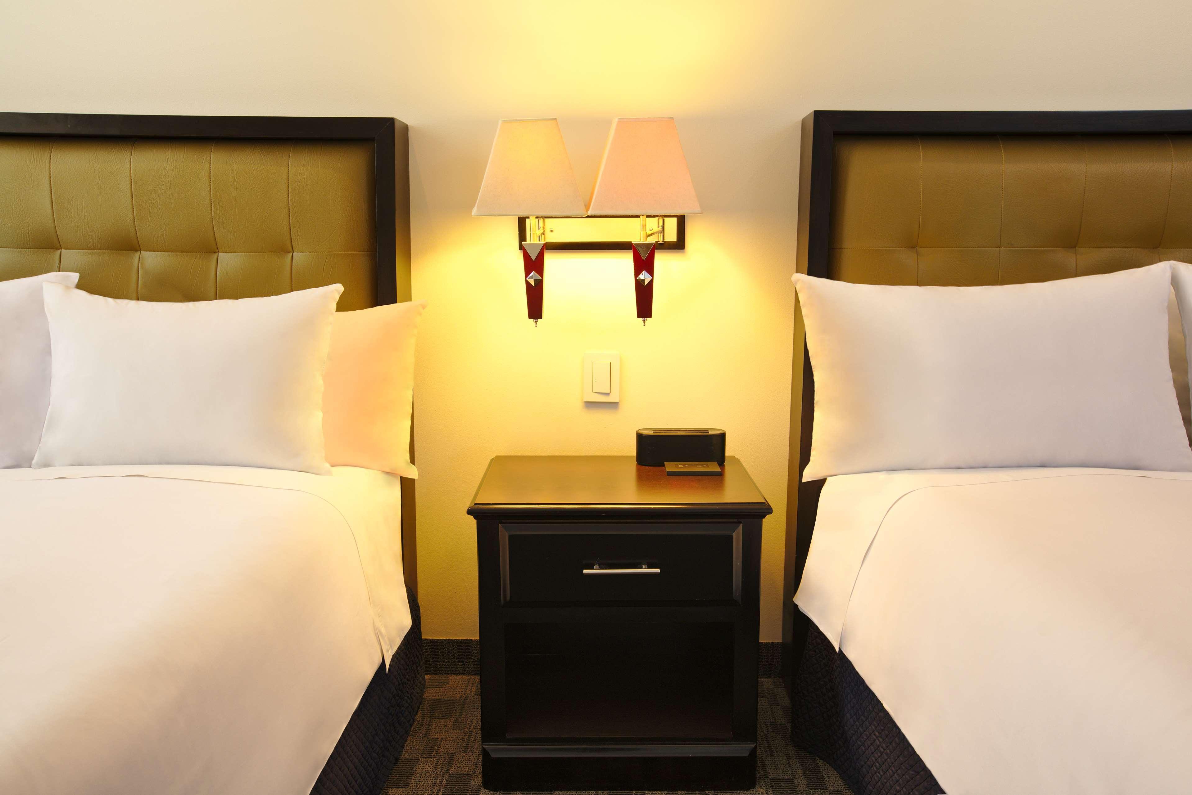 Готель Wyndham Garden Guatemala City Екстер'єр фото A nightstand