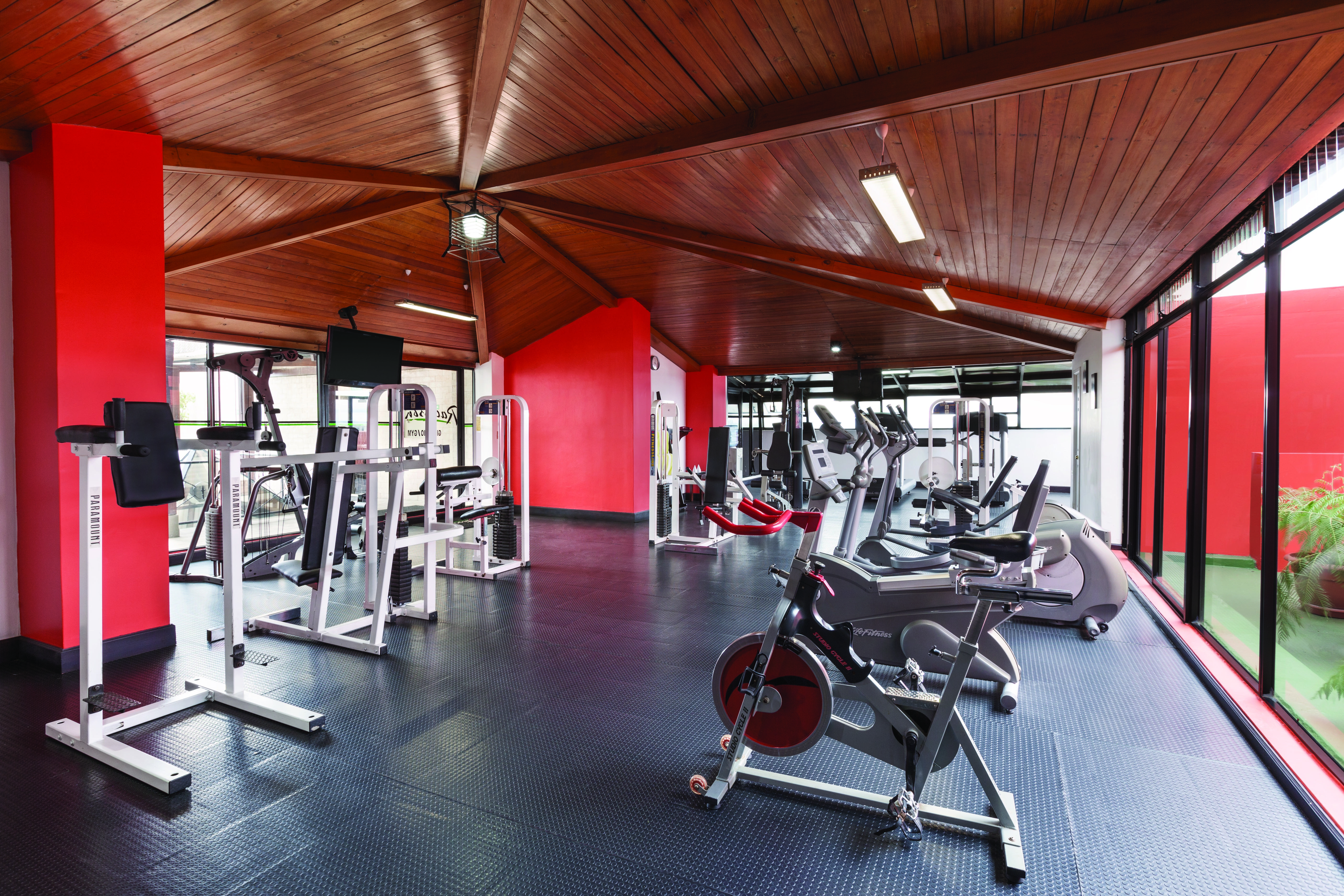 Готель Wyndham Garden Guatemala City Екстер'єр фото The gym at the National Sports Centre